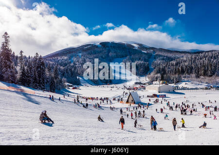 Sarajevo, Bosnien und Herzegowina - 31. Januar 2015 - Menschen genießen einen sonnigen Wintertag in Bjelasnica Berg in Bosnien und Herzegowina. Stockfoto