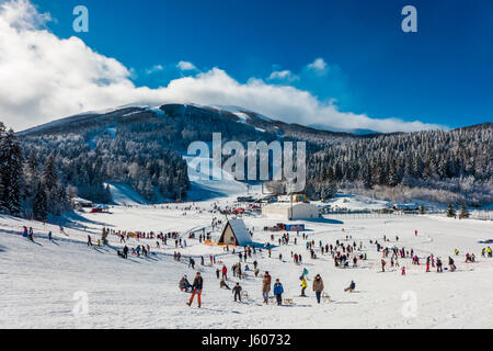 Sarajevo, Bosnien und Herzegowina - 31. Januar 2015 - Menschen genießen einen sonnigen Wintertag in Bjelasnica Berg in Bosnien und Herzegowina. Stockfoto