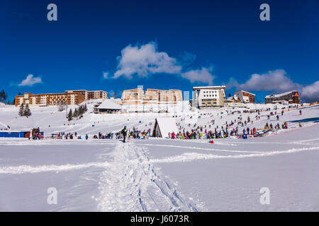 Sarajevo, Bosnien und Herzegowina - 31. Januar 2015 - Menschen genießen einen sonnigen Wintertag in Bjelasnica Berg in Bosnien und Herzegowina. Stockfoto