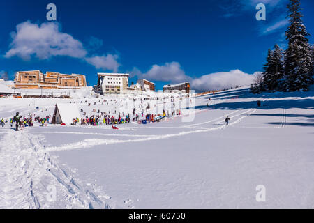 Sarajevo, Bosnien und Herzegowina - 31. Januar 2015 - Menschen genießen einen sonnigen Wintertag in Bjelasnica Berg in Bosnien und Herzegowina. Stockfoto