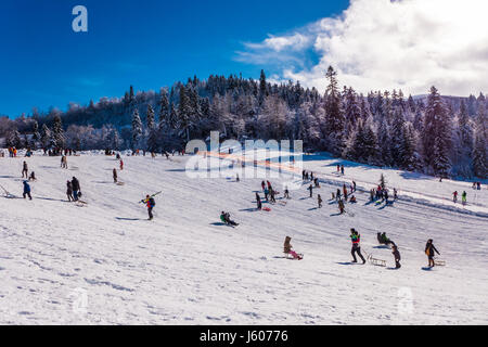 Sarajevo, Bosnien und Herzegowina - 31. Januar 2015 - Menschen genießen einen sonnigen Wintertag in Bjelasnica Berg in Bosnien und Herzegowina. Stockfoto