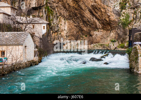 Alte Stadt von Blagaj und den Frühling von Buna Fluss in Bosnien und Herzegowina Stockfoto