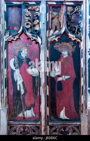 Mittelalterliche oder mittelalterliche Gemälde von L-R St Gregory & Hieronymus auf Teil des Bildschirms auf All Saints Church, Morston, Norfolk. Stockfoto