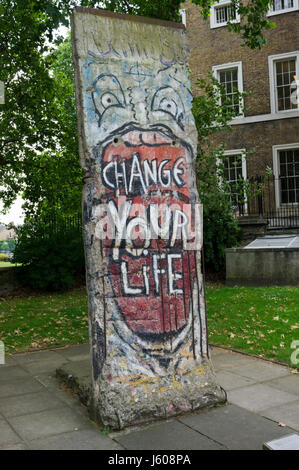 Graffiti bedeckt konkreten Abschnitt der Berliner Mauer außerhalb des Imperial War Museum in London angezeigt. DETAILS IN DER BESCHREIBUNG. Stockfoto