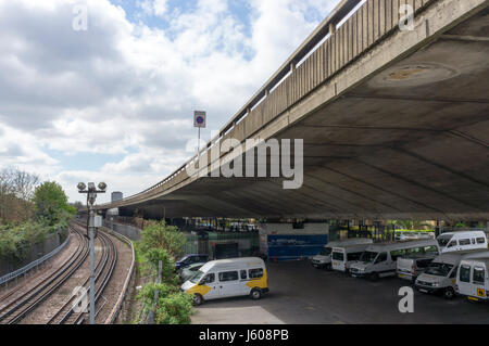 Abschnitt des Westway in der Nähe von Ladbroke Grove, laufen neben einer über Boden Teil der Hammersmith & City Line der Londoner U-Bahn. Stockfoto