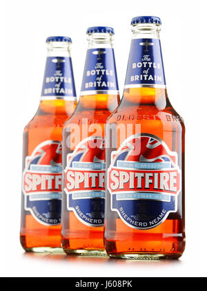 POZNAN, Polen - 12. August 2016: Spitfire Premium Kentish Ale ist das meistverkaufte Fass konditioniert Ale von Shepherd Neame, eine englische unabhängige regi Stockfoto