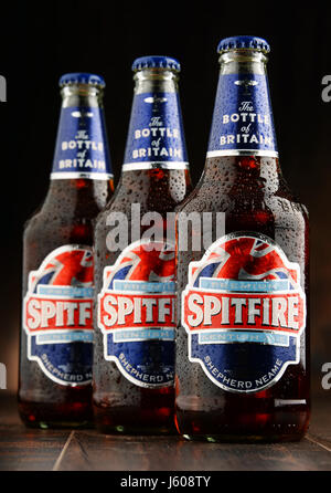 POZNAN, Polen - 12. August 2016: Spitfire Premium Kentish Ale ist das meistverkaufte Fass konditioniert Ale von Shepherd Neame, eine englische unabhängige regi Stockfoto