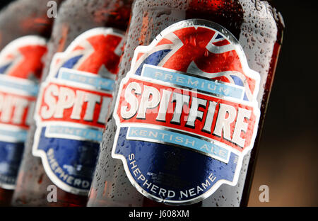 POZNAN, Polen - 12. August 2016: Spitfire Premium Kentish Ale ist das meistverkaufte Fass konditioniert Ale von Shepherd Neame, eine englische unabhängige regi Stockfoto