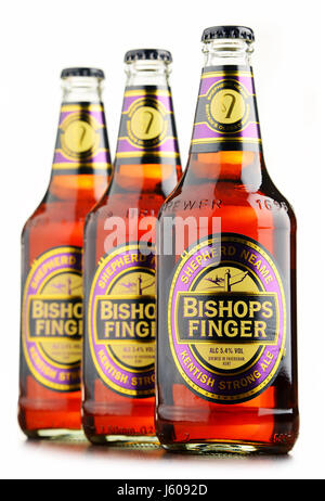 POZNAN, Polen - 12. August 2016: Des Bischofs Finger ist eine feine englische Ale produziert von Shepherd Neame, eine unabhängige regionale Brauerei befindet sich in Favers Stockfoto