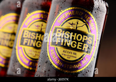 POZNAN, Polen - 12. August 2016: Des Bischofs Finger ist eine feine englische Ale produziert von Shepherd Neame, eine unabhängige regionale Brauerei befindet sich in Favers Stockfoto