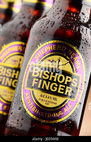 POZNAN, Polen - 12. August 2016: Des Bischofs Finger ist eine feine englische Ale produziert von Shepherd Neame, eine unabhängige regionale Brauerei befindet sich in Favers Stockfoto