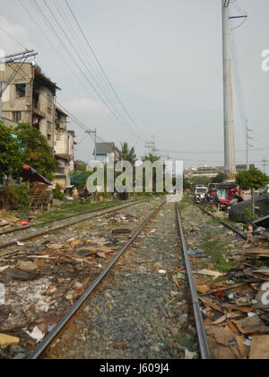 Diese Beschreibung bezieht sich auf die PNR-Station Santa Mesa in der Nähe von Pandacan, Manila, Philippinen. Der Bahnhof ist ein wichtiger Bestandteil der Philippine National Railway (PNR) und verbindet verschiedene Stadtteile in Metro Manila. Stockfoto