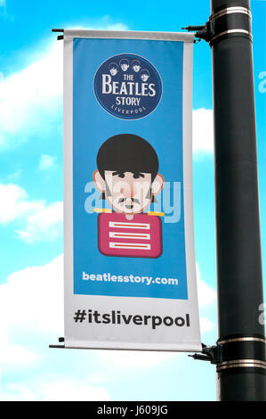 Ein Werbe-Banner für The Beatles Story in Liverpool. Eine Ausstellung über das Leben und die Zeiten der Beatles in ihrer Heimatstadt. Stockfoto