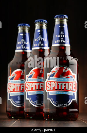 POZNAN, Polen - 12. August 2016: Spitfire Premium Kentish Ale ist das meistverkaufte Fass konditioniert Ale von Shepherd Neame, eine englische unabhängige regi Stockfoto