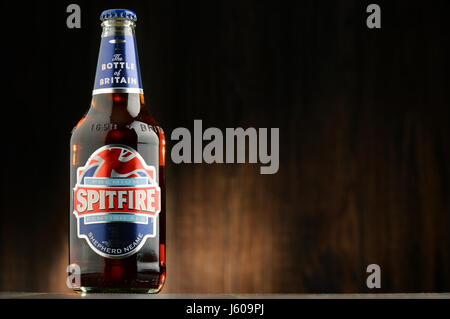 POZNAN, Polen - 12. August 2016: Spitfire Premium Kentish Ale ist das meistverkaufte Fass konditioniert Ale von Shepherd Neame, eine englische unabhängige regi Stockfoto