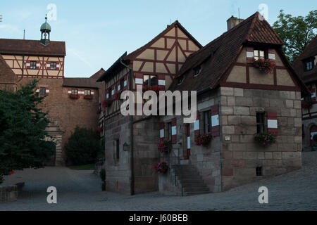 Innenhof der berühmten Nürnberger Burg mit tiefem Brunnen am frühen Morgen. Nürnberg, Bayern, Deutschland Stockfoto