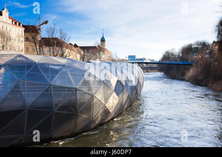 Graz, Österreich - 16. Januar 2011: Stadt Graz gesehen von der Insel an Mur, verbunden durch eine moderne Stahl-Glasbrücke, Steiermark, Graz, Österreich Stockfoto