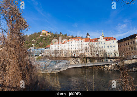 Graz, Österreich - 16. Januar 2011: Insel an Mur, verbunden durch eine moderne Stahl-Glasbrücke, Steiermark, Graz, Österreich Stockfoto