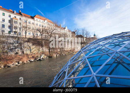 Graz, Österreich - 16. Januar 2011: Stadt Graz gesehen von der Insel an Mur, verbunden durch eine moderne Stahl-Glasbrücke, Steiermark, Graz, Österreich Stockfoto