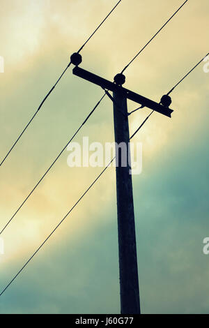 Hölzerne Telegrafenmast und am Nachmittag Himmel Stockfoto