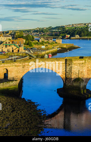 Berwick Brücke, auch bekannt als die alte Brücke, überspannt den Fluss Tweed in Berwick-upon-Tweed, Northumberland, England Stockfoto