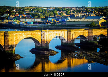 Berwick Brücke, auch bekannt als die alte Brücke, überspannt den Fluss Tweed in Berwick-upon-Tweed, Northumberland, England Stockfoto