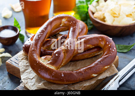 Frisch gebackene Brezeln mit Bier Stockfoto