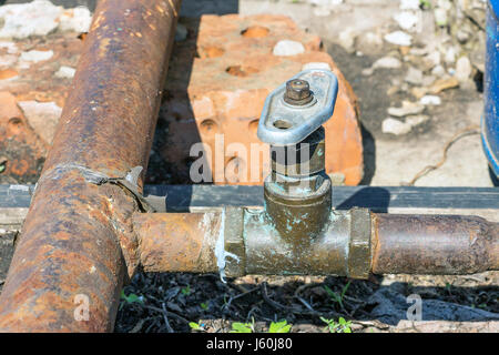 Alten Wasserhahn auf ein rostiges Rohr Stockfoto