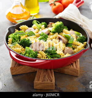 Nudelauflauf mit Wurst und broccoli Stockfoto
