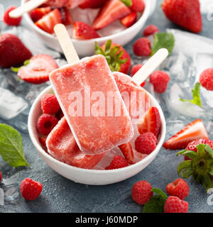 Erdbeer und Himbeer Eis am Stiel Stockfoto