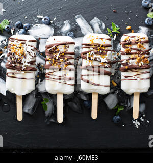 Gesunde vegane Kokos Eis am Stiel Stockfoto