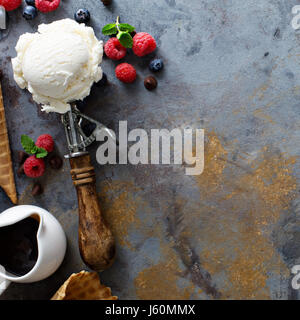 Vanille-Eis-Kugeln in eine Schüssel mit frischen Beeren Stockfoto