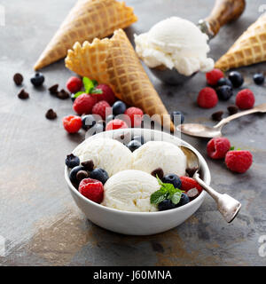 Vanille-Eis-Kugeln in eine Schüssel mit frischen Beeren Stockfoto