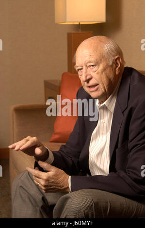 Bill Gates, Sr, Vater von Microsoft Mitbegründer Bill Gates von einem zeitungsreporter interviewt. Stockfoto