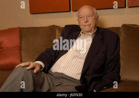 Bill Gates, Sr, Vater von Microsoft Mitbegründer Bill Gates von einem zeitungsreporter interviewt. Stockfoto