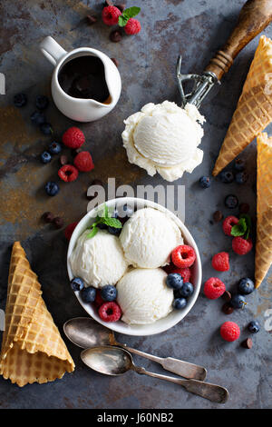 Vanille-Eis-Kugeln in eine Schüssel mit frischen Beeren Stockfoto