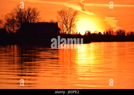 Sonnenuntergang über dem Ottawa River. Stockfoto