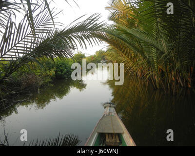 Dieses Foto fängt die atemberaubenden Sonnenuntergänge über den Gebieten Calero und Panasahan in Malolos, San Jose und Paombong in Bulacan ein. Das Bild hebt die natürlichen Landschaften und den lebendigen Himmel der Region auf wunderschöne Weise hervor. Stockfoto