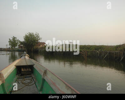 Dieses Bild fängt den Sonnenuntergang über Calero, Panasahan und anderen Gegenden in Malolos, San Jose und Paombong in Bulacan ein und hebt die wunderschöne natürliche Landschaft und die ruhige ländliche Landschaft hervor. Stockfoto