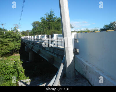 Dieser Eintrag bezieht sich auf die San Miguel Sibul Road in Bulacan, Philippinen, eine bedeutende Straße für den lokalen Verkehr und Transport in der Gegend, die der Gemeinde dient und wichtige Orte miteinander verbindet. Stockfoto