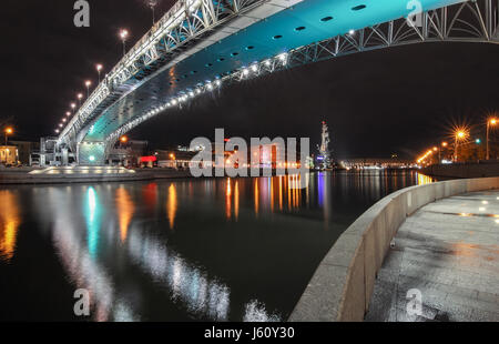 Brücke über die Moskwa. Nachtansicht von Damm Stockfoto