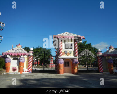 Dieser Eintrag bezieht sich auf wichtige Orte in San Isidro, Nueva Ecija, einschließlich Hauptstraßen, Resorts und Schulen entlang der Autobahn, wobei wichtige Infrastruktur- und Gemeindemerkmale hervorgehoben werden. Stockfoto