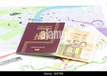 Spanischen Pass mit europäischen Union Banknoten auf Prag Karte Stockfoto