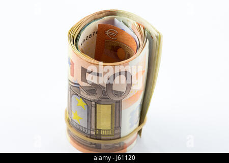 Fünfzig Euro aufgerollt auf weißem Hintergrund Stockfoto