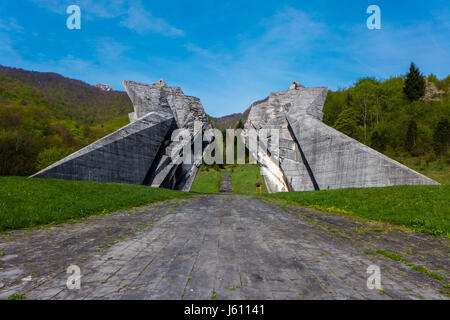 Nationalpark Sutjeska, Bosnien und Herzegowina - 3. Mai 2015 - The World War II Denkmal in Sutjeska Nationalpark, Bosnien und Herzegowina, an einem sonnigen Stockfoto