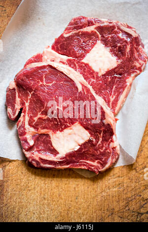 Zwei rohes Rindfleisch-steaks Stockfoto