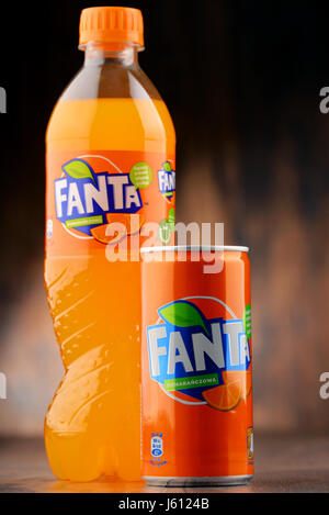 POZNAN, Polen - 20. Januar 2017: Fanta ist eine globale Marke von Fruchtgeschmack kohlensäurehaltigen Erfrischungsgetränken erstellt von The Coca-Cola Company in Deutschland im Jahr 1940 Stockfoto