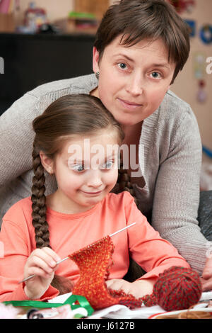 Mutter und Kind Mädchen stricken, Handarbeit und Kunsthandwerk-Konzept Stockfoto