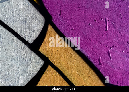 Stilvolle Fragment der Mauer mit Details von Graffiti, street-Art. Abstrakte kreative Mode Zeichnungsfarben. Nahaufnahme, die Mauer der Stadt gemalt. Hintergrund mit Textfreiraum Stockfoto