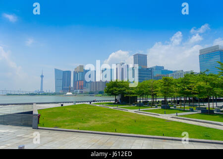 Macao, CHINA - 11. Mai 2017: schöne Park Iin Macau mit einer berühmten Macau Tower in den horizont Stockfoto